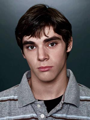 АрДжей Митти в роли Уолтера «Флинна» Уайт-мл.